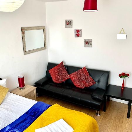Studio Apartment, Private Bathroom And Parking Ilford Dış mekan fotoğraf