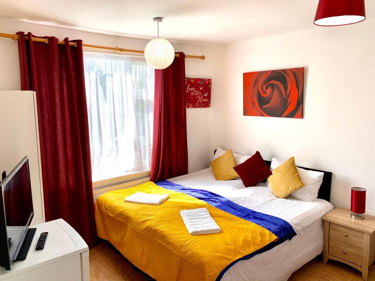 Studio Apartment, Private Bathroom And Parking Ilford Dış mekan fotoğraf