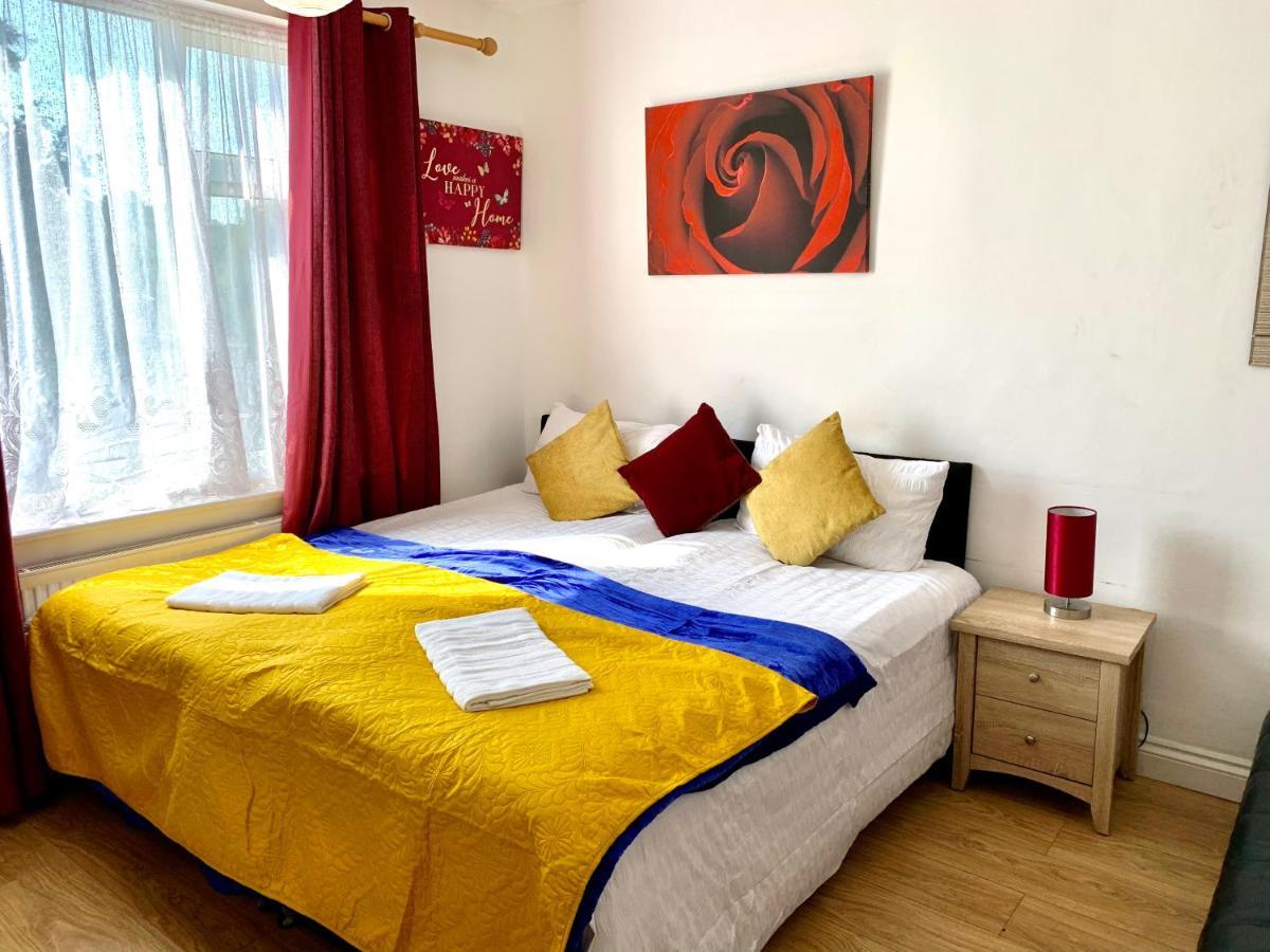 Studio Apartment, Private Bathroom And Parking Ilford Dış mekan fotoğraf