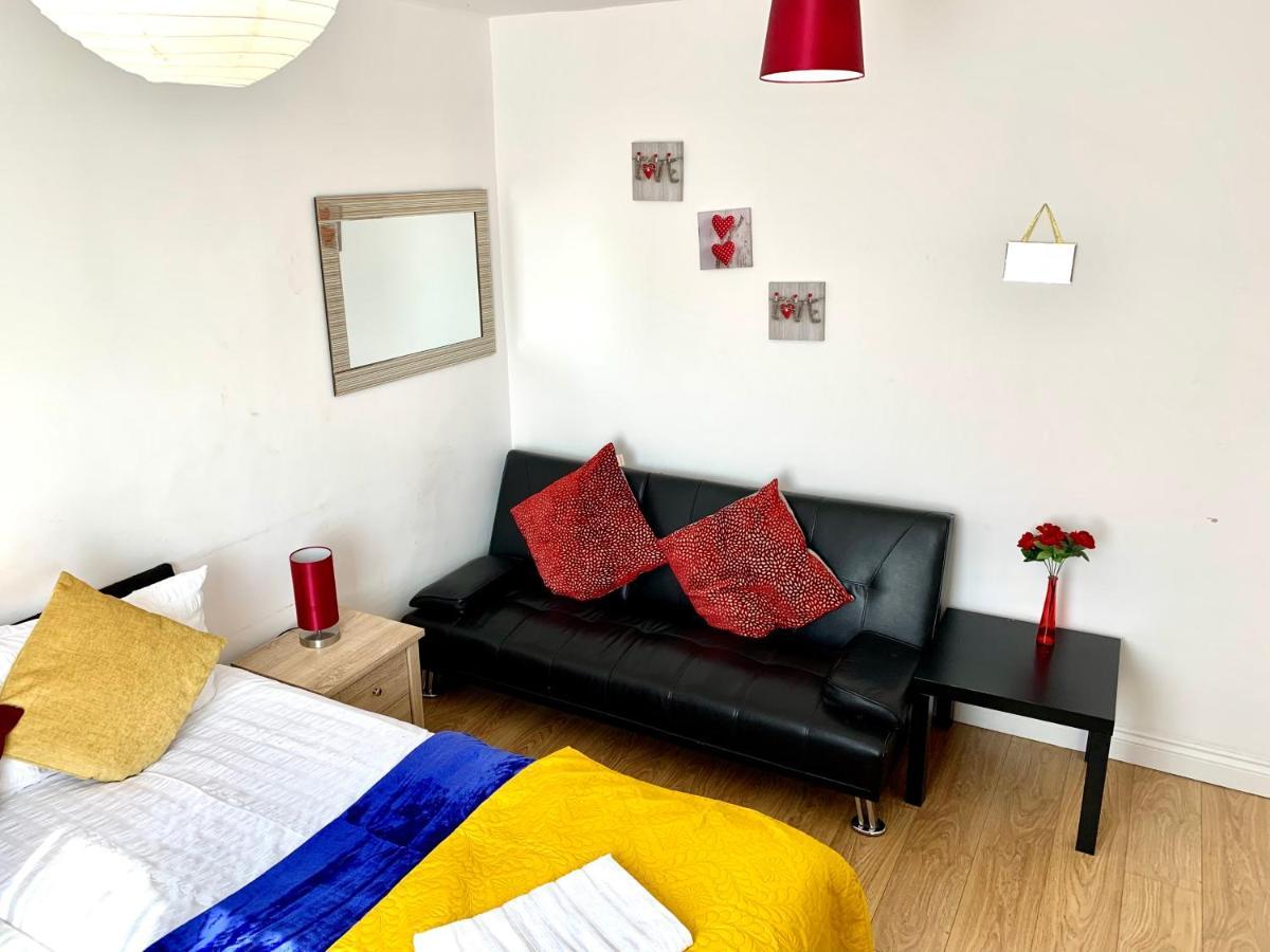 Studio Apartment, Private Bathroom And Parking Ilford Dış mekan fotoğraf