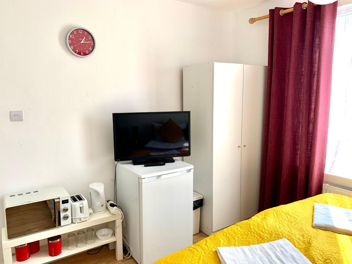 Studio Apartment, Private Bathroom And Parking Ilford Dış mekan fotoğraf