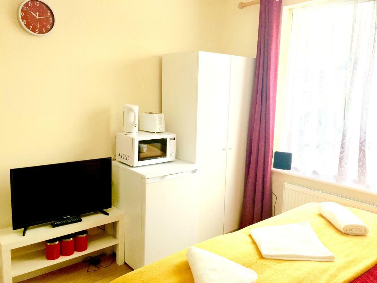 Studio Apartment, Private Bathroom And Parking Ilford Dış mekan fotoğraf