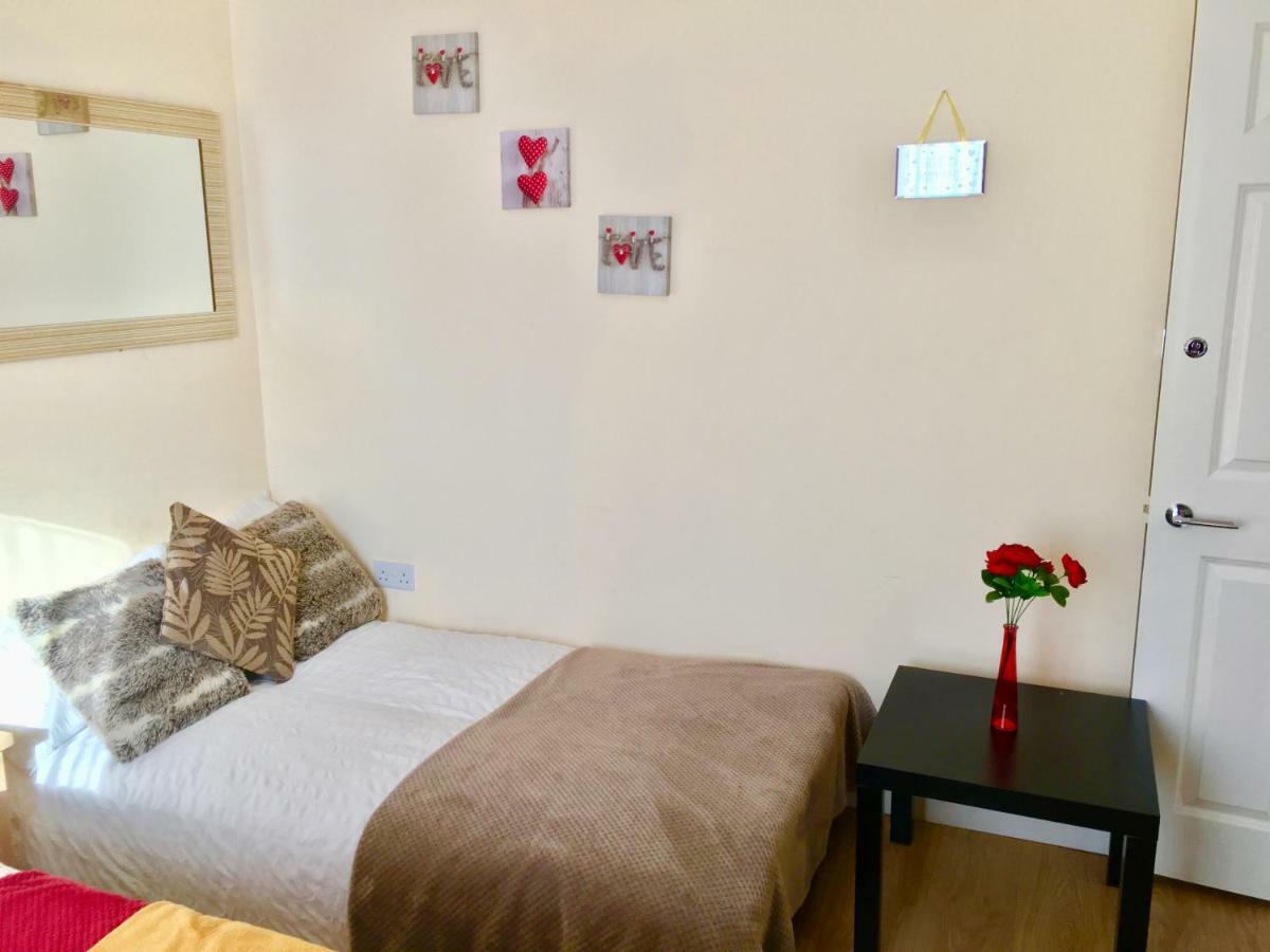 Studio Apartment, Private Bathroom And Parking Ilford Dış mekan fotoğraf